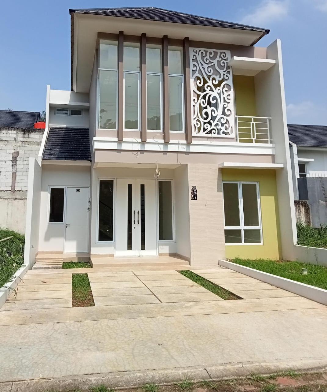 Referensi rumah dua lantai dengan fasad dekoratif