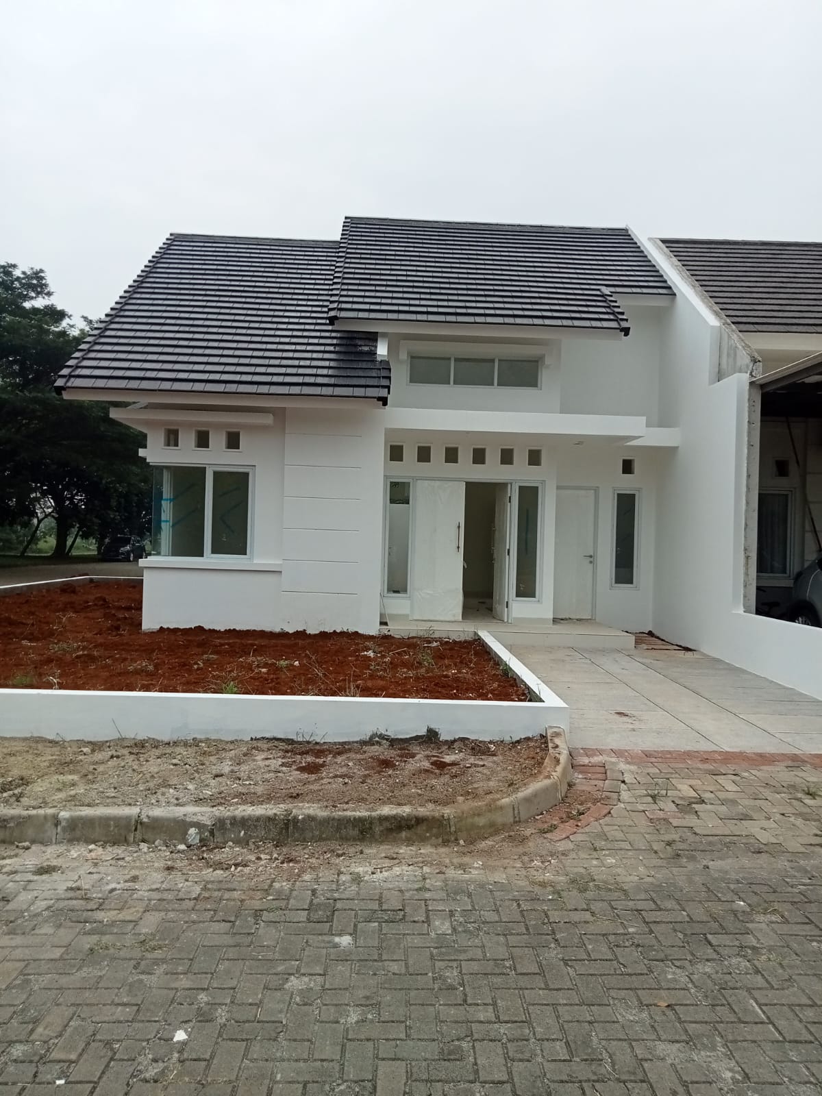 Referensi rumah satu lantai dengan teras dan halaman